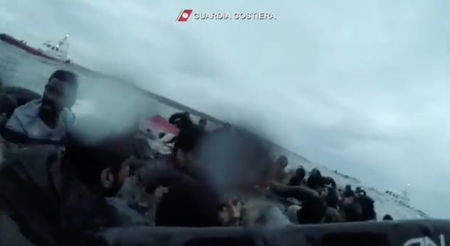 Naufragio a Lampedusa, il marinaio della Guardia Costiera si getta in mare per salvare la bambina | VIDEO article-post
