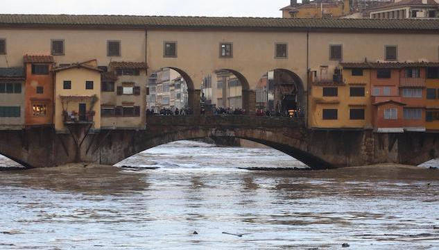 Maltempo: a Bolzano una valanga, a Firenze il livello dell'Arno continua a salire
