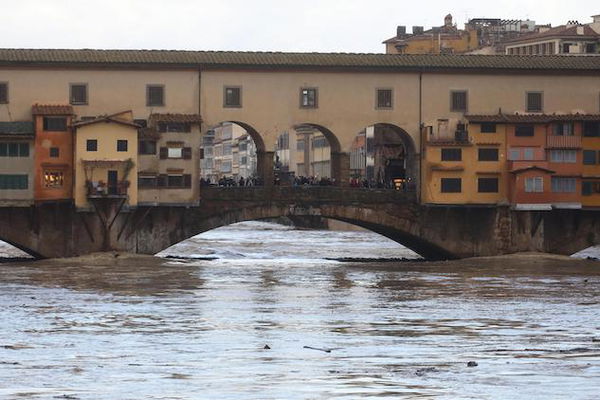Maltempo: a Bolzano una valanga, a Firenze il livello dell’Arno continua a salire
