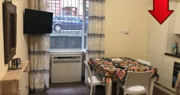 Il triste monolocale seminterrato in cui viveva Toninelli a 1000 euro al mese