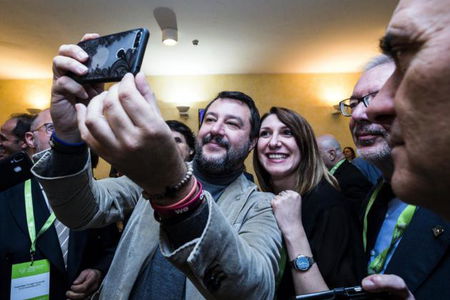 Salvini sul prof di Fiorenzuola anti-sardine: «Se un insegnante è di destra, diventa subito appestato» article-post