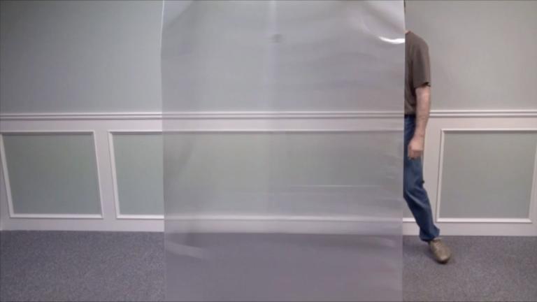 Quest’uomo sparisce grazie al ‘mantello dell’invisibilità’: ecco come fa