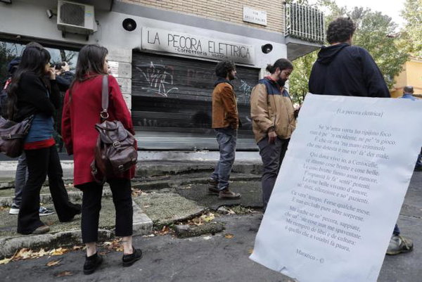 La meravigliosa risposta della Pecora elettrica: «Anche se so’ pecora sappiate/che co’ ‘ste cose nun me spaventate»