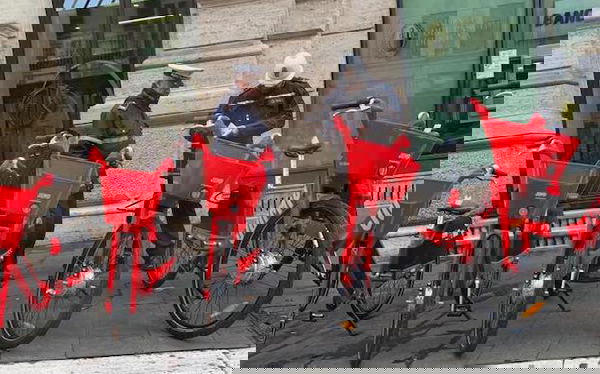 I vigili romani che fanno le multe alle biciclette Uber