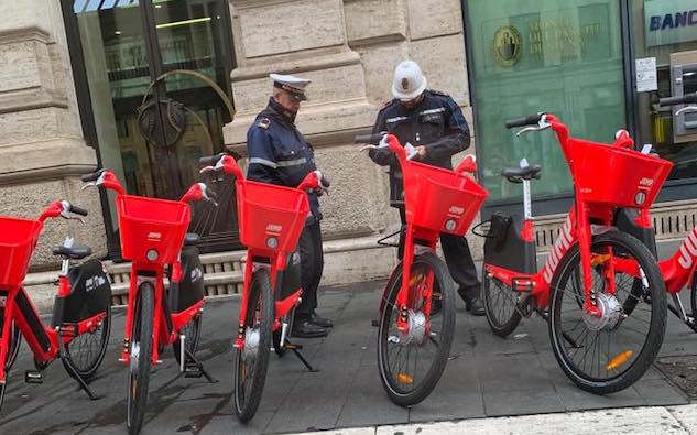 I vigili romani che fanno le multe alle biciclette Uber article-post