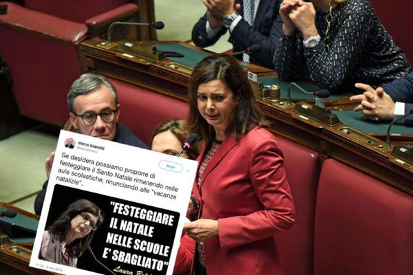 Il sacerdote che cade nella bufala della Boldrini che non vuole festeggiare il Natale nelle scuole
