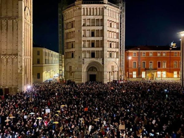 Puoi anche oscurare una pagina Facebook, ma non puoi fermare le sardine a Parma