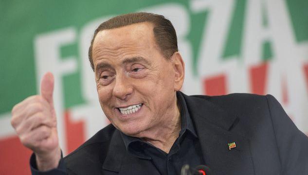 Silvio Berlusconi è caduto dal palco a Zagabria: colpa della ressa per i selfie