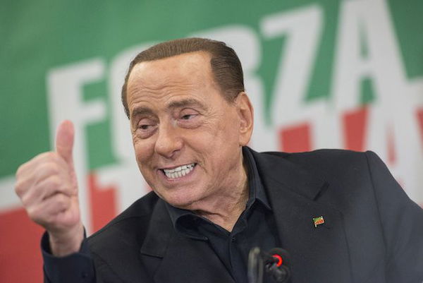 Silvio Berlusconi è caduto a Zagabria: colpa della ressa per i selfie