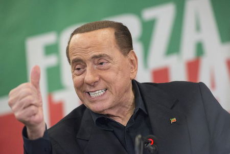 Silvio Berlusconi è caduto a Zagabria: colpa della ressa per i selfie article-post