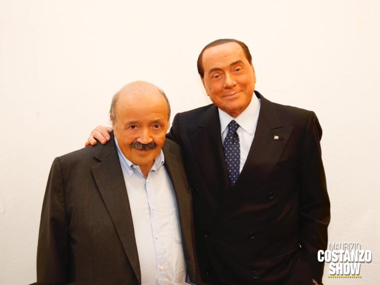 Silvio Berlusconi al Maurizio Costanzo Show ironizza: «Non sono riuscito a fermarlo»