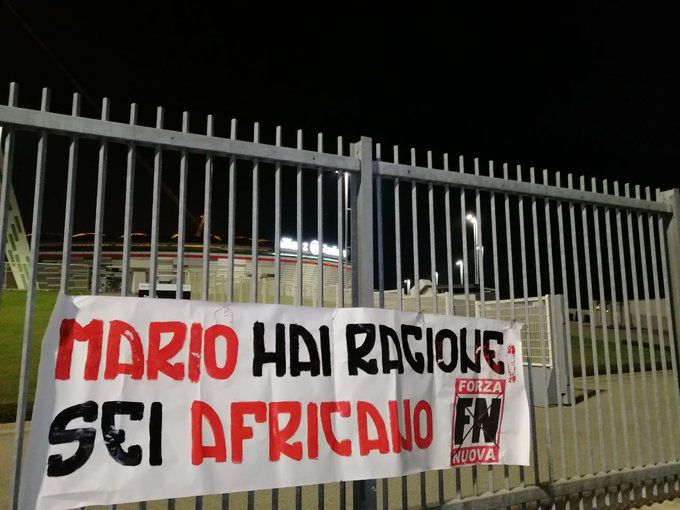 Lo striscione di Forza Nuova allo stadio della Juve che dice che Balotelli è africano