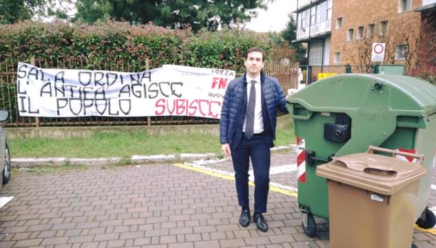 striscione contro Segre