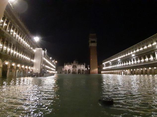 Venezia, l’acqua alta raggiunge il livello più alto dal ’66: il sindaco chiede lo stato di calamità