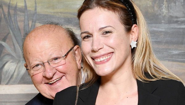 Massimo Boldi presenta la fidanzata in tv “Le ho regalato l’anello”