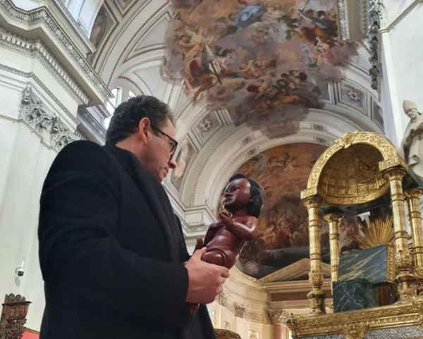 Il gesto alla messa di Natale a Palermo: Gesù Bambino è nero