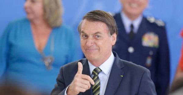 Giornalista chiede a Bolsonaro delle indagini su suo figlio, lui replica: «Lei ha la faccia da gay»