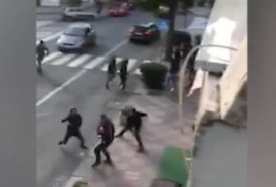 Vergogna a Cagliari: guerriglia tra ultras isolani e laziali a colpi di cinghiate