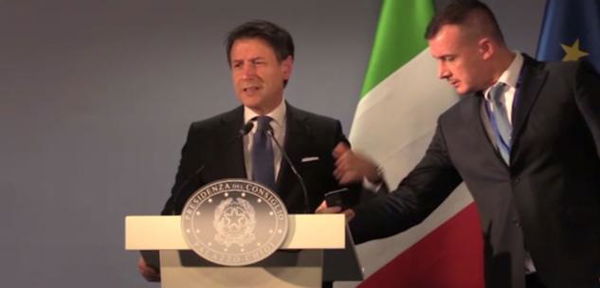 Casalino vuole aggiornare Conte con le agenzie di stampa, ma lui lo manda via | VIDEO