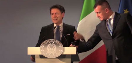 Casalino vuole aggiornare Conte con le agenzie di stampa, ma lui lo manda via | VIDEO article-post