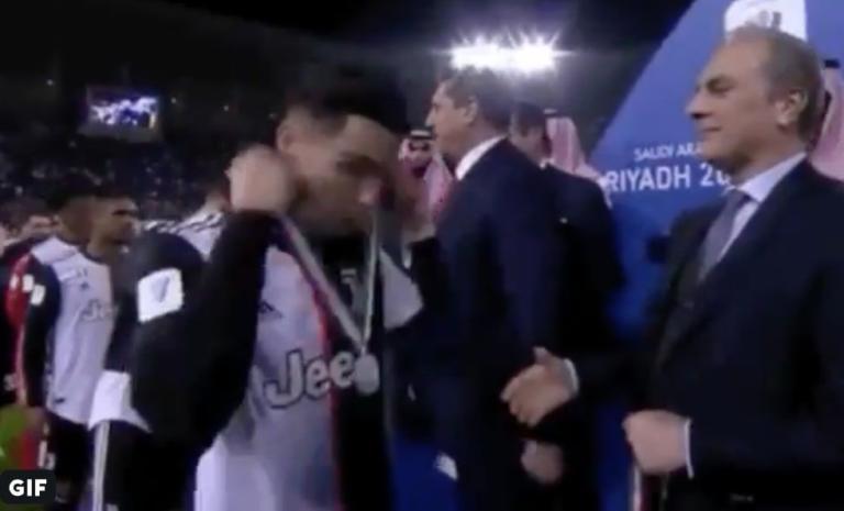 L’eleganza del campione di Cristiano Ronaldo: si toglie la medaglia del secondo posto e «salta» la stretta di mano