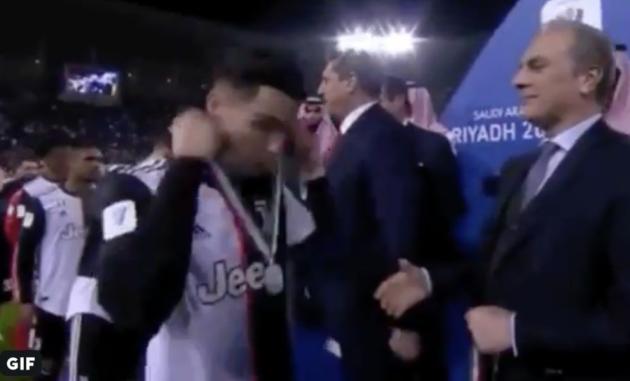 L’eleganza del campione di Cristiano Ronaldo: si toglie la medaglia del secondo posto e «salta» la stretta di mano article-post
