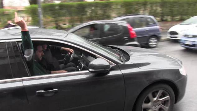 Salvini: «Se mio figlio facesse il dito medio a qualcuno, due schiaffi non glieli toglierebbe nessuno»