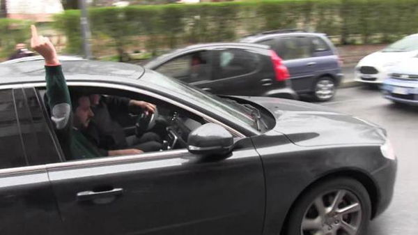 Salvini: «Se mio figlio facesse il dito medio a qualcuno, due schiaffi non glieli toglierebbe nessuno»