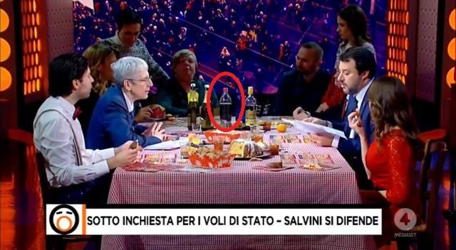 Giordano protesta perché c’è cibo straniero ovunque, ma sulla tavola con Salvini compare la Coca-Cola