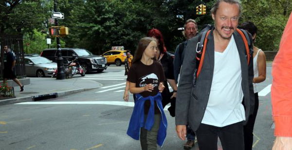 Il padre di Greta Thunberg preoccupato per l’odio generato dalle fake news contro di lei