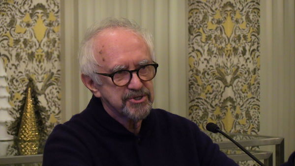 I due Papi, Jonathan Pryce duro: «Bergoglio leader politico, Trump no» | VIDEO
