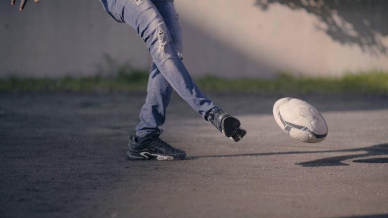 L’italiano si impara tirando calci di rigori: l’esperimento didattico di Liberi Nantes