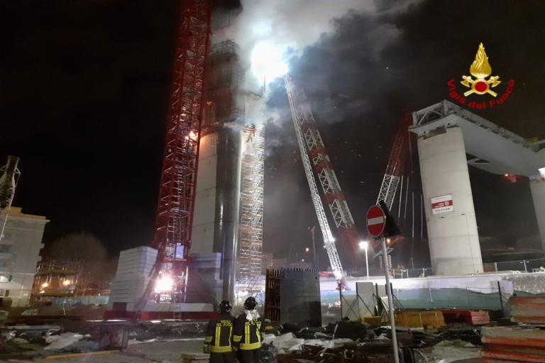 Incendio nei cantieri del nuovo viadotto di Genova