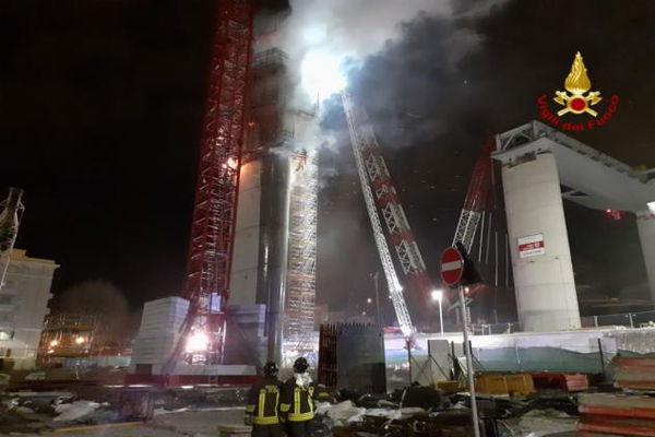 Incendio nei cantieri del nuovo viadotto di Genova