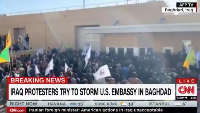 Migliaia di manifestanti attaccano l’ambasciata Usa a Baghdad al grido di ‘morte all’America’