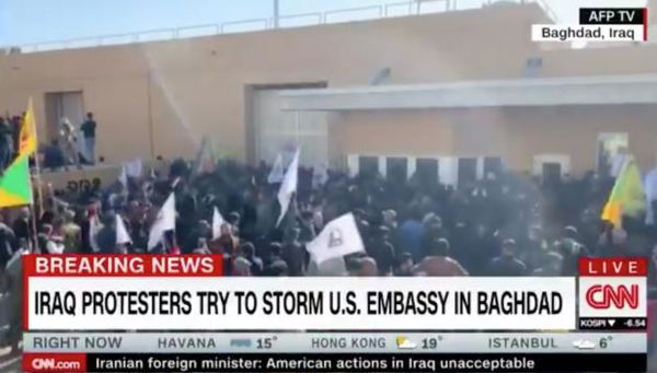 Migliaia di manifestanti attaccano l’ambasciata Usa a Baghdad al grido di ‘morte all’America’