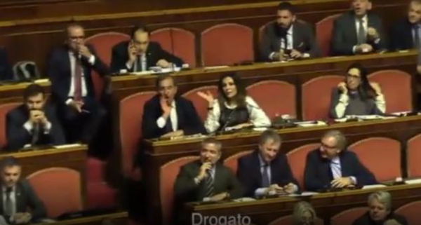 Ignazio La Russa grida «drogato» a un senatore M5S | VIDEO