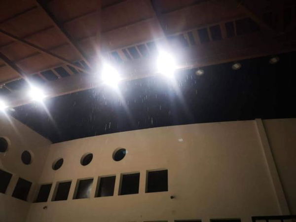 Maltempo, tromba d’aria a Lauria: crolla il tetto di una palestra. Otto giovani feriti