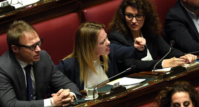 Ricordano a Giorgia Meloni di aver votato il primo Mes e lei urla: «Pagliacci!» | VIDEO