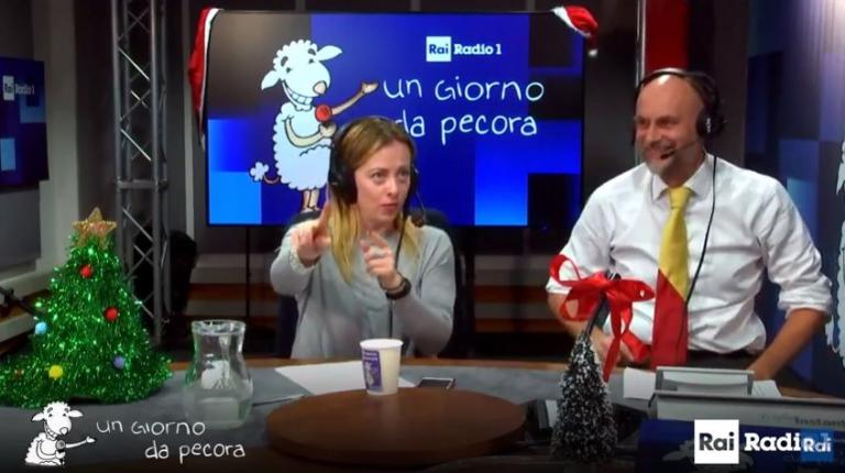 Giorgia Meloni viene scambiata quotidianamente per una popstar, ma non canta Bella Ciao | VIDEO