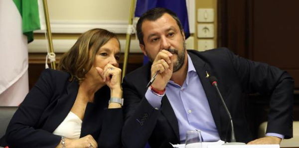 Il fantasioso titolo di Libero: il pacco bomba al Viminale con Salvini nel mirino (e non contro Lamorgese)