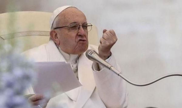 Si veste da Papa, prova a entrare a San Pietro e aggredisce i poliziotti