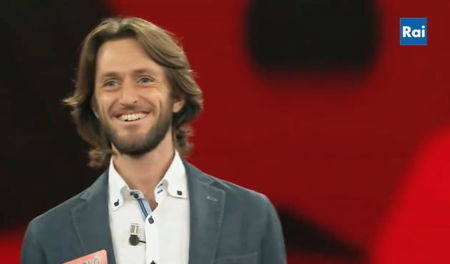 Il prof che rinunciò all’Eredità per tornare dai suoi studenti scende in piazza con le Sardine article-post