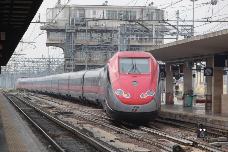 Il caos natalizio sui binari: guasto alla stazione di Porta Garibaldi e ritardi fino a 90 minuti