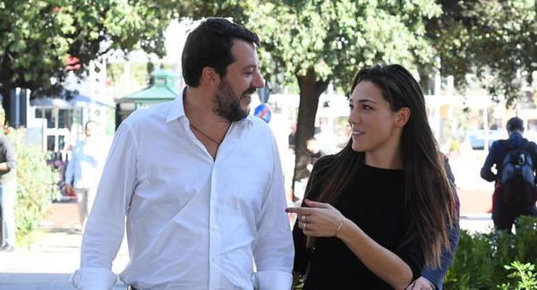 Hanno dato fuoco al ritratto di Salvini nella casa di Denis Verdini