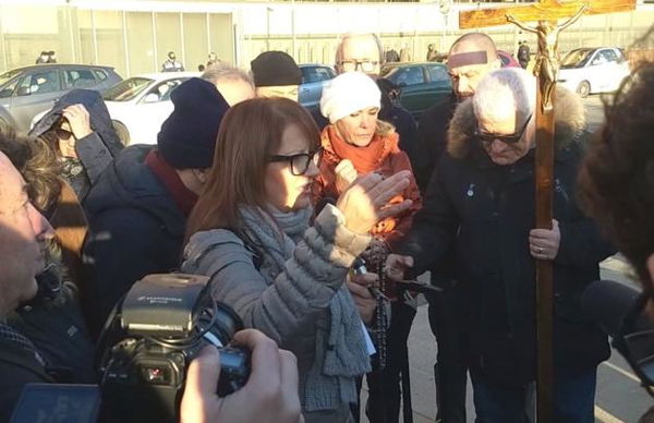 Quelli che recitano il Rosario per Salvini davanti al Tribunale di Torino | VIDEO