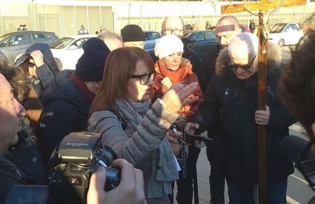 Quelli che recitano il Rosario per Salvini davanti al Tribunale di Torino | VIDEO article-post