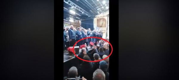 I sostenitori di FdI che fanno il saluto romano durante il comizio di Giorgia Meloni a Bari | VIDEO