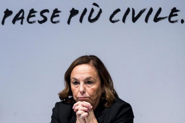 Salvini parla del Mes per non parlare di migranti: la Lamorgese ne redistribuisce 57 al mese (lui 16)