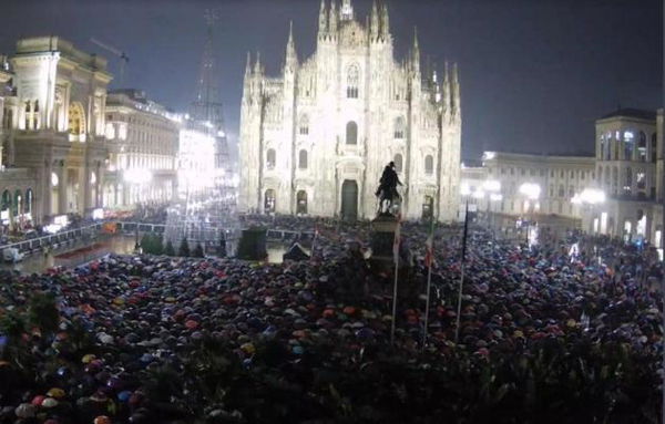 Le sardine raccolgono anche il cibo per chi è in difficoltà: «A Milano 10 quintali di alimenti»